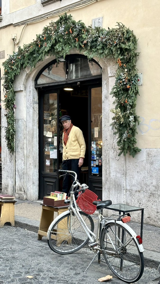 scooteromatours's tweet photo. I simply adore this corner of Rome… May it never change 🤍⚡️
#VespaDispatch https://t.co/EzmhKK0NfJ