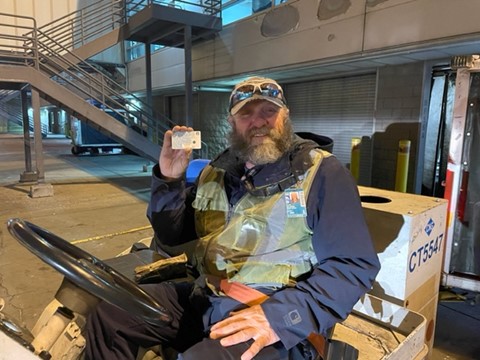 Let us tell you a Storrie (sp. intentional), about this guy - he was observed embracing #NoSmallRolesInSafety by using required PPE & using a seat belt. DENCG Safety Advocates noticed & rewarded w/ a 'cup of joe'! @MattatUnited @kbbrown86united @AOSafetyUAL