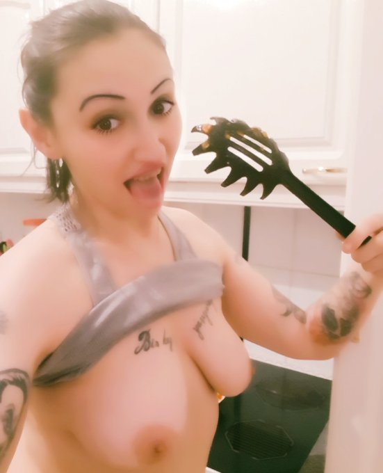 Geile Gr&uuml;&szlig;e aus der K&uuml;che  Ich w&uuml;rde aber lieber deine Sahne zum Kochen bringen. Hast du Bock? Dann komm<a href="/tag/bonitadesax"class="tags"><span>#bonitadesax</span></a><a href="/tag/spermaismylive"class="tags"><span>#spermaismylive</span></a><a href="/tag/geileficksahne"class="tags"><span>#geileficksahne</span></a>