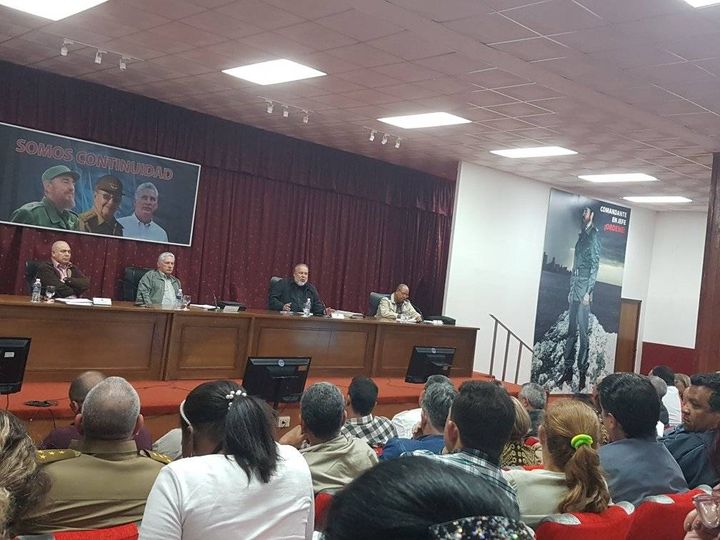EPCLaHabana's tweet photo. @DiazCanelB presidió la reunión de trabajo relacionada con la estrategia de la capital para el desarrollo de los principales sectores vinculados a la economía y los servicios, en beneficio de la población. https://t.co/Rp1yabttF4 https://t.co/OjQMYoSVw9