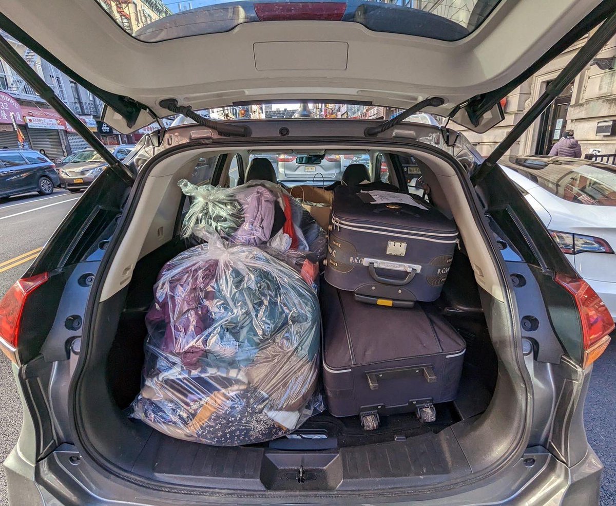 susanleenyc's tweet photo. Thank you to @alliance_cpb for hosting a necessities drive last week for our neighbors at 231 Grand. We made our first drop-off yesterday. #neighborshelpingneighbors #thisiswhatcommunitylookslike #gentlywornclothes are welcome! Our next and last necessities drive is Jan 18 2-6pm https://t.co/S8mXDfs4kF