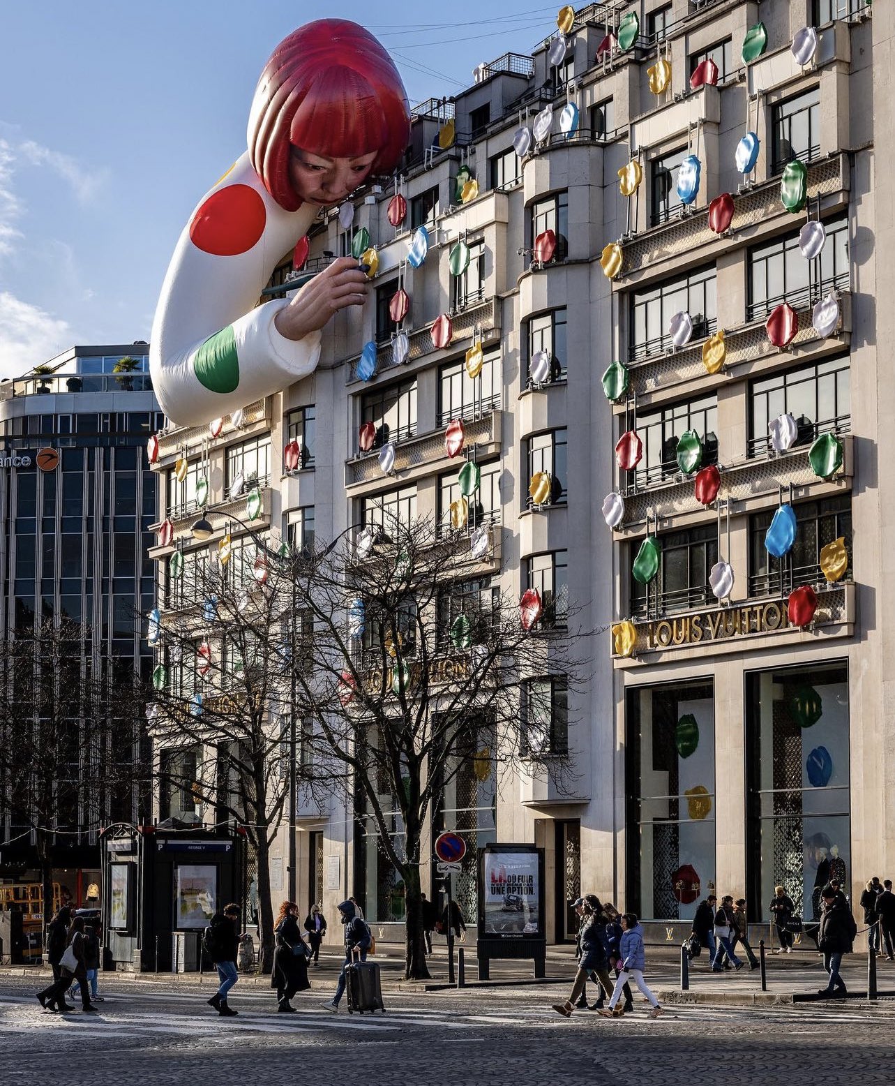 ilovegreeninspiration on X: Una gigantesca scultura di Yayoi