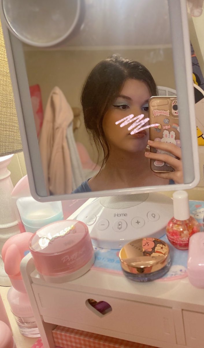 ive done blue eyeshadow before :3 need to do it again bun ᥫ ᭡ @shybabybun.