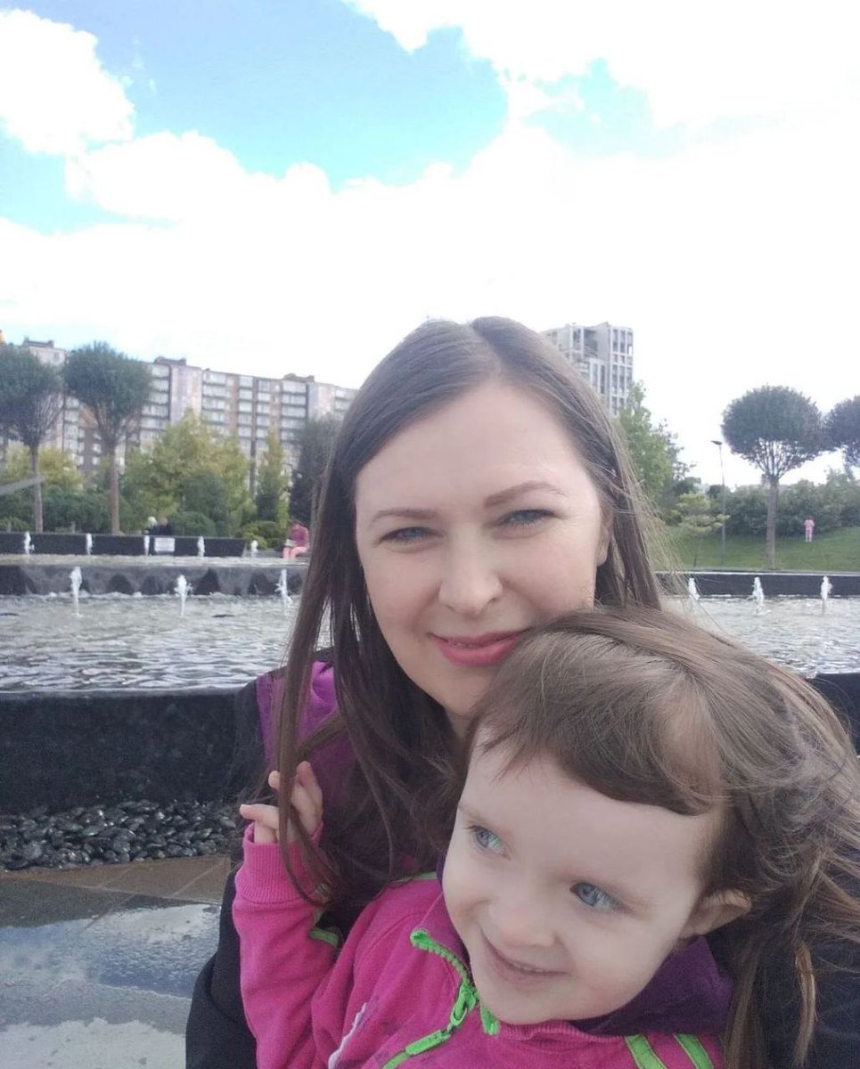 Gerashchenko_en's tweet photo. Mom Oksana and her daughters Leila and Mykhaylyna lived on the 5th floor of the ruined building in Dnipro.

Their relatives kept hoping they survived but Russian rocket killed them.

RIP.

📷: Yulia Voloshka/Instagram https://t.co/mqCftYmIHD