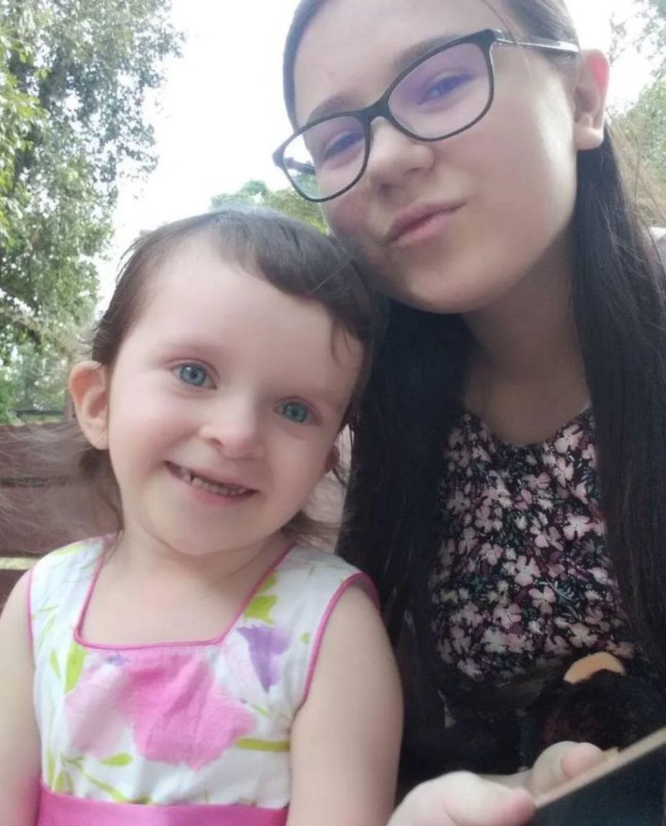 Mom Oksana and her daughters Leila and Mykhaylyna lived on the 5th floor of the ruined building in Dnipro. Their relatives kept hoping they survived but Russian rocket killed them. RIP. 📷: Yulia Voloshka/Instagram