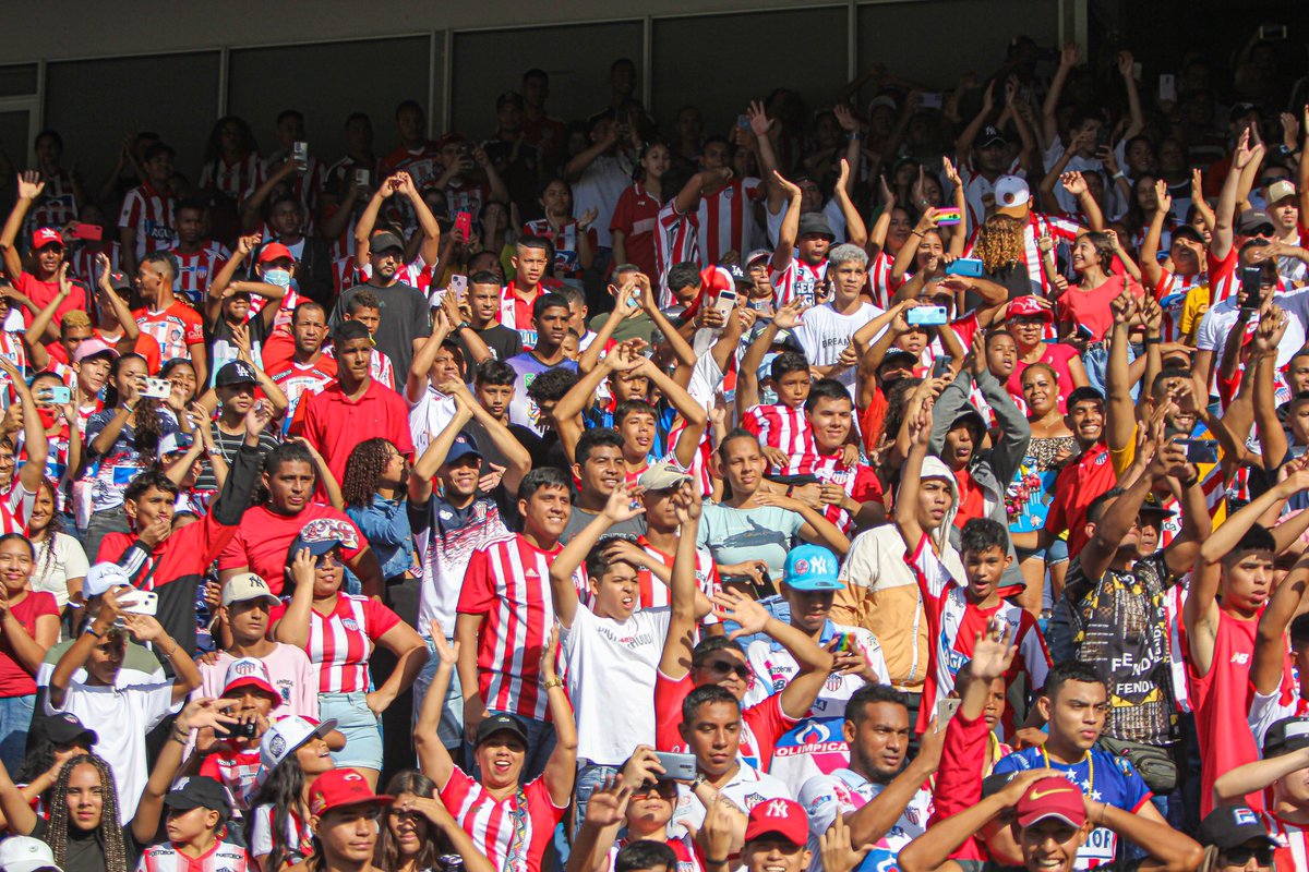 JuniorClubSA's tweet photo. 👏🏼¡Gracias, Tiburones! Agradecemos a todos los hinchas de nuestro equipo que asistieron a la presentación de Juan Fernando Quintero. Caluroso recibimiento en el Metropolitano. 

#VamosJunior🔴⚪️🔵 https://t.co/HhliNsaKGE