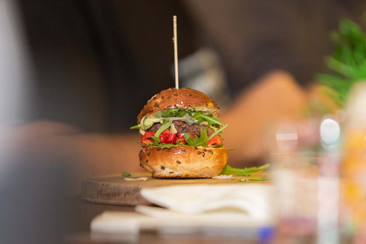 Kažu da je danas najdepresivniji dan u godini, ali nekako ne vjerujemo u to jer je danas i Svjetski dan ljute hrane. 🌶️

Pa pitamo vas, je li uopće moguće osjećati se depresivno nakon što gricnete, primjerice, Trinidad Scorpion Morugu? Ako niste sigurni, probajte. 😉