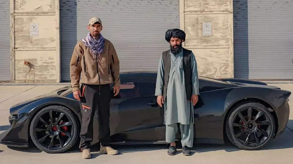 Abdal__Abdullah's tweet photo. दुनिया को हैरान कर देने वाली #Car
ये हैं इंजीनियर मोहम्मद रज़ा अहमदी और तस्वीर में दिख रही #SuparCar अफगानिस्तान की पहली सुपर कार है, ये कार इन्होनें ही तैयार की है, सुनने और देखने में अजीब सा लग रहा है की ये सुपर कार अफगानिस्तान में बनाई गई है। ❤️ ❤️
#AfghanTaliban https://t.co/EXIdS58sfd
