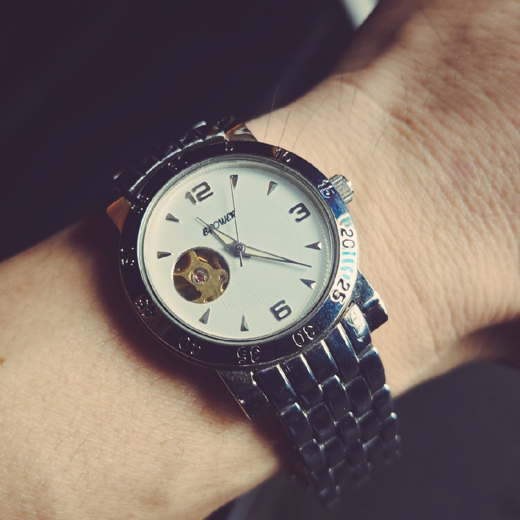 Pine1973's tweet photo. お疲れ様です
免許更新から帰って
部屋の片付けしてから
最近ハマってる #ジャンク時計 
機械式のメンテしてた(´ω｀)
でも…仕入れた時計が
ことごとく動くのよ(￣▽￣;)
なのでやっとこの謎の #bpower というのに合うメタルベルト見つけた＼(^-^)／
ほなシャワーして寝ますわ(´ω｀) https://t.co/bewdCdS9da
