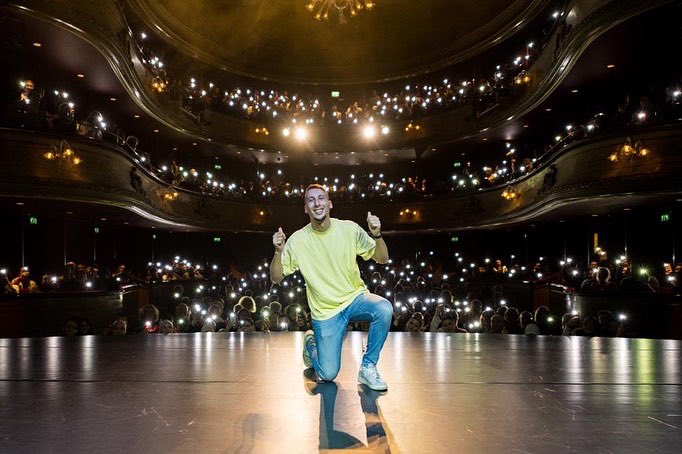 Zaterdagavond in de Leidse Schouwburg. Volle zaal voor Jawad El Soufi alias Sloegie!