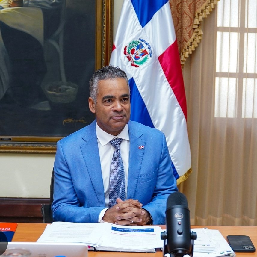 Elreydelaradio's tweet photo. Gracias de corazón!!!.
Don Joel Santos, Ministro de la Presidencia, acaba de enviarme una emotiva felicitación por mi Premio de "Narrador del Año!.
Waooon, qué palabras más emocionantes!.
@joelsantose
#Premioslatinos https://t.co/xbNn1p9cas