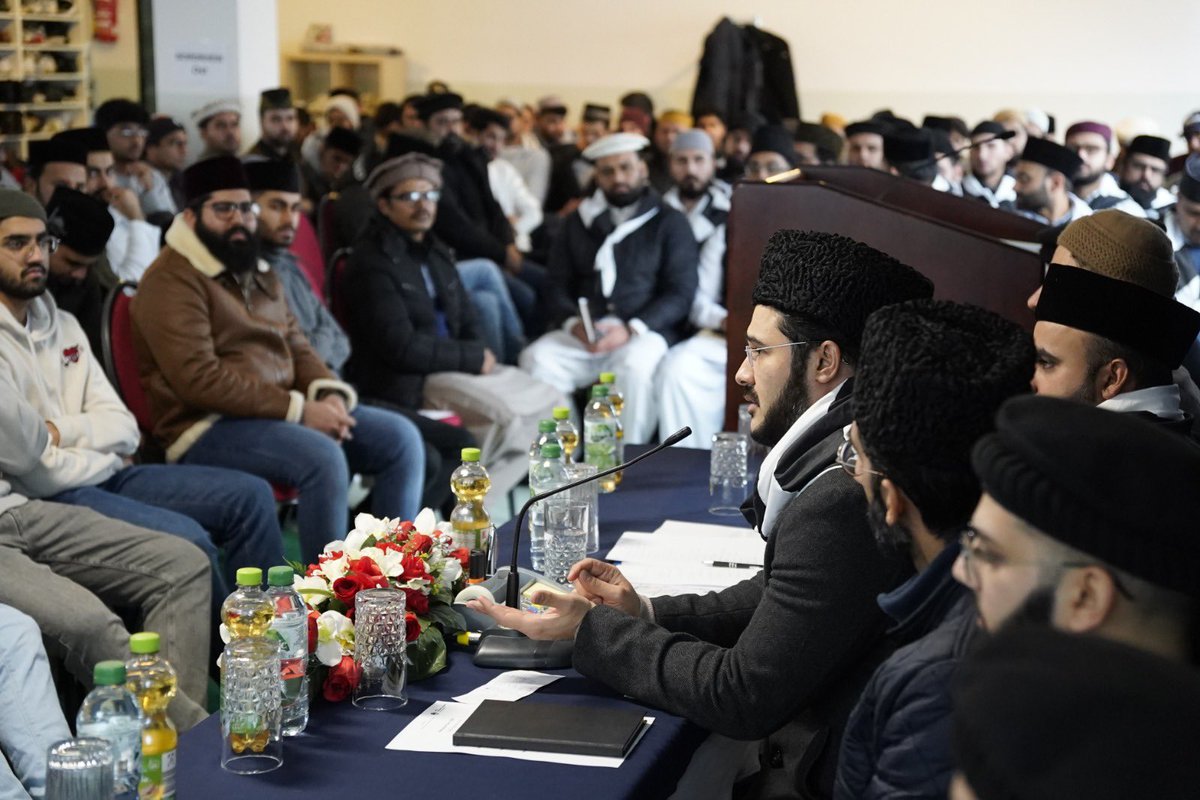KhuddamDE's tweet photo. Anlässlich des Refresher Kurses der Regionen Nordrhein-West, Nordrhein-Ost, Westfalen Nord und Westfalen Süd, wendet sich Sadr Sahib MKAD 🇩🇪 mit klaren Worten an die anwesenden Amtsinhaber. https://t.co/hJerKMlbLA