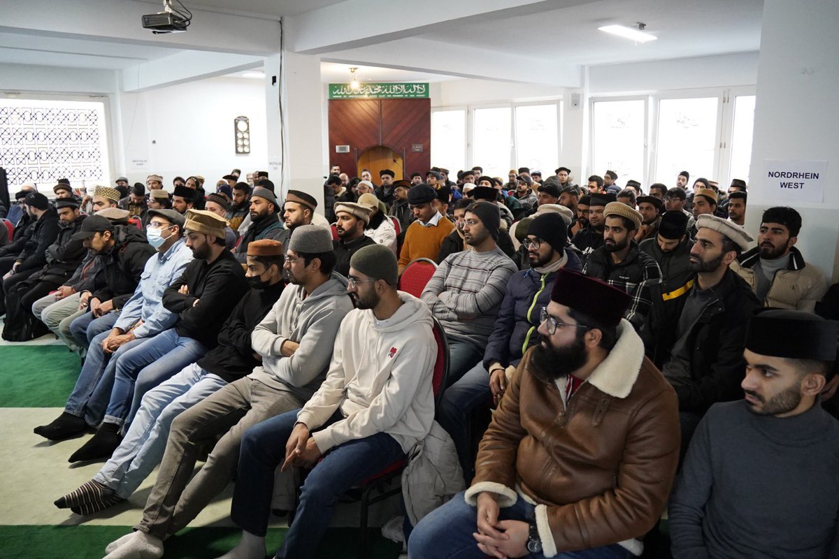 KhuddamDE's tweet photo. Anlässlich des Refresher Kurses der Regionen Nordrhein-West, Nordrhein-Ost, Westfalen Nord und Westfalen Süd, wendet sich Sadr Sahib MKAD 🇩🇪 mit klaren Worten an die anwesenden Amtsinhaber. https://t.co/hJerKMlbLA