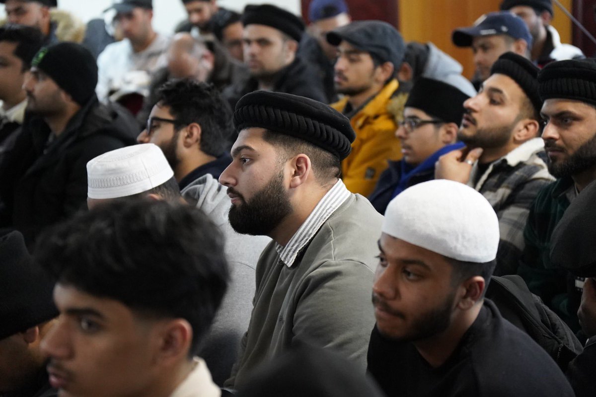 KhuddamDE's tweet photo. Anlässlich des Refresher Kurses der Regionen Nordrhein-West, Nordrhein-Ost, Westfalen Nord und Westfalen Süd, wendet sich Sadr Sahib MKAD 🇩🇪 mit klaren Worten an die anwesenden Amtsinhaber. https://t.co/hJerKMlbLA