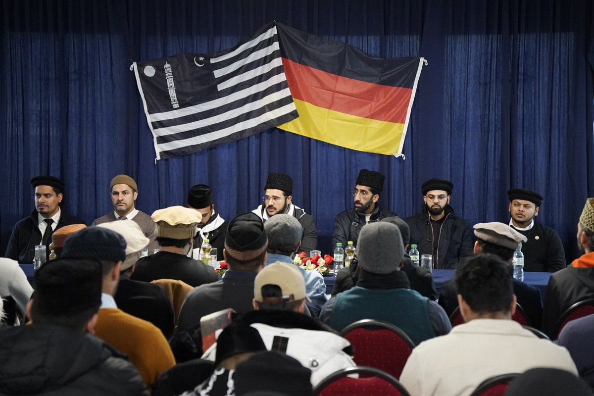 KhuddamDE's tweet photo. Anlässlich des Refresher Kurses der Regionen Nordrhein-West, Nordrhein-Ost, Westfalen Nord und Westfalen Süd, wendet sich Sadr Sahib MKAD 🇩🇪 mit klaren Worten an die anwesenden Amtsinhaber. https://t.co/hJerKMlbLA