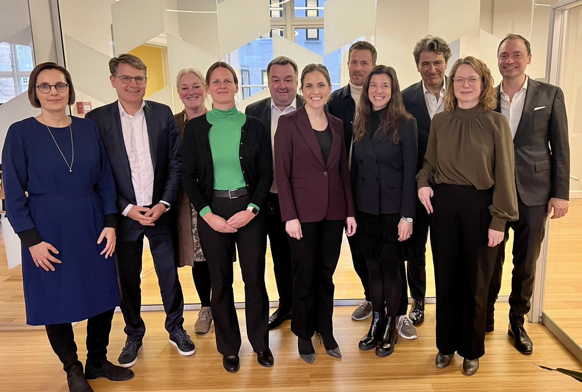 Digi_ministerie's tweet photo. Digitaliseringsminister @marie_bjerre mødtes i dag for første gang med Digitaliseringsrådet, som skal give gode input til, hvordan #digitalisering - både i det offentlige og private - kan:             
- sikre vækst 📈 
- velstand 💰
- grøn omstilling ♻️ 
#dkpol #dkgreen #dkbiz https://t.co/A6zrpKzS8s