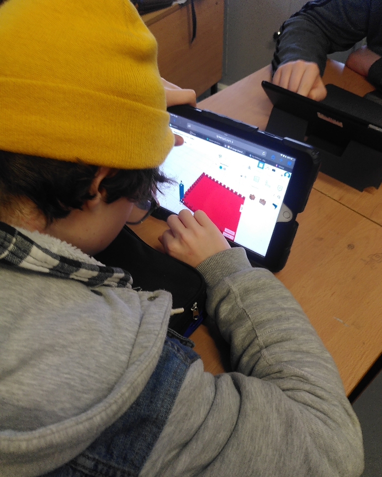 MakersInSchools's tweet photo. 2nd year students developing 3D design skills on @tinkercad . Some wish this was the only thing they could do in school! #MakersinSchools #MakeitTogether https://t.co/Cf0N8AxPNK