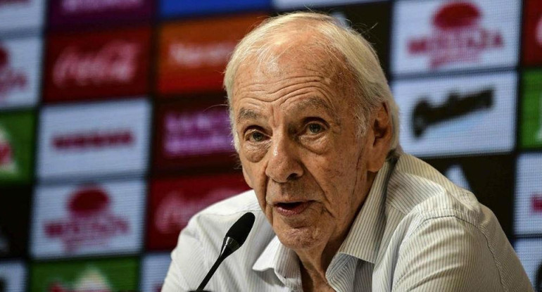 VSportsTM's tweet photo. "La genética del fútbol argentino está basada en la maravillosa relación del jugador argentino con la pelota. Si tuviera que ejemplificarlo diría que el argentino tiene la técnica del jugador brasileño y el carácter del  uruguayo. Por eso es una raza especial de futbolistas". https://t.co/IljedElstk