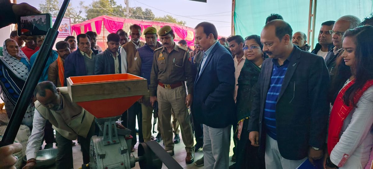 deo_lalitpur's tweet photo. सरकारी योजनाओं के लाभ से अच्छादित हों पात्र : डीएम 
विकास कार्यों की समीक्षा करने गेवरा-गुन्देरा पहुँचे जिलाधिकारी
सचिवालय, सोलर आटा चक्की, प्रावि व अमृत सरोवर कार्यों का किया लोकार्पण 
जन-चौपाल लगाकर ग्रामीणों से किया सम्वाद, जानी समस्यायें 
जरूरतमंदों को बाँटे गये कम्बल https://t.co/awGB4EIBvR