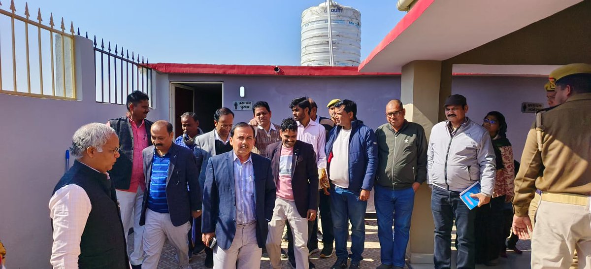 deo_lalitpur's tweet photo. सरकारी योजनाओं के लाभ से अच्छादित हों पात्र : डीएम 
विकास कार्यों की समीक्षा करने गेवरा-गुन्देरा पहुँचे जिलाधिकारी
सचिवालय, सोलर आटा चक्की, प्रावि व अमृत सरोवर कार्यों का किया लोकार्पण 
जन-चौपाल लगाकर ग्रामीणों से किया सम्वाद, जानी समस्यायें 
जरूरतमंदों को बाँटे गये कम्बल https://t.co/awGB4EIBvR