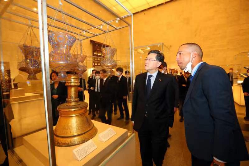 Fm qin visited the egyptian museum to appreciate the splendor of