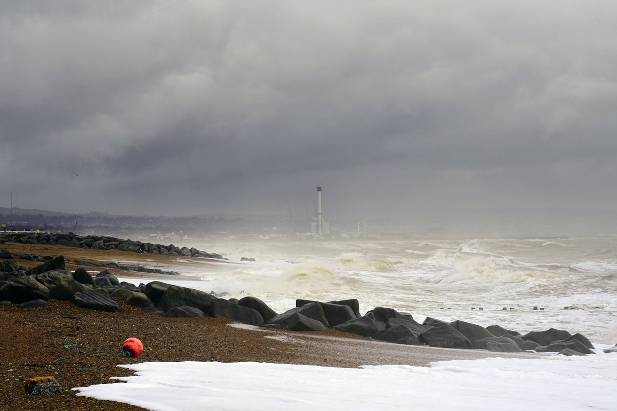 therat2846's tweet photo. #lancingbeach #sussexweather #shorehamweather #lancingweather Saturday morning some great waves and seas around Lancing and Shoreham #Waves #beach https://t.co/o7jHsI0RJu