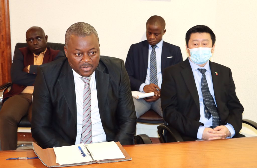 J’ai eu ce jour une séance de travail avec la Direction G. de la #Pêche et de l’Aquaculture, et des opérateurs éco. du secteur de la pêche. Nous avons vu ensemble les pistes de solution pour résorber au plus tôt la pénurie et la hausse des prix actuelle des produits halieutiques.