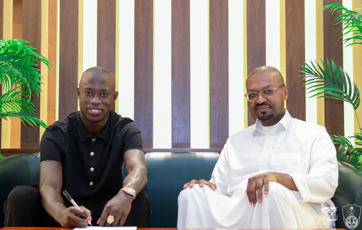ALAHLI_FC's tweet photo. أنهت إدارة النادي #الأهلي إجراءات التعاقد مع الجناح الغامبي "مودو بارو" قادماً من نادي جيونبك هيونداي موتورز، لتدعيم صفوف الفريق الكروي الأول، خلال فترة الانتقالات الشتوية الحالية💚📸
#Welcome_Barrow https://t.co/DjJHFlGV0N