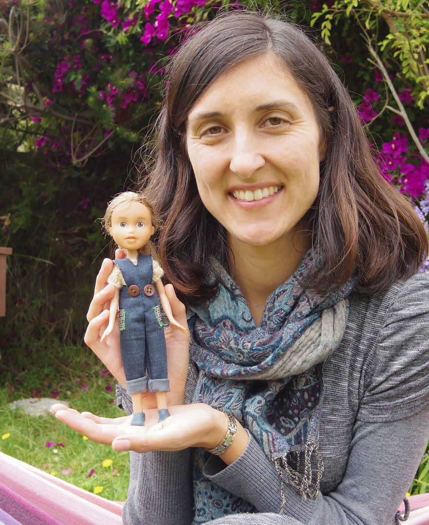 📸Popüler kültürün olumsuz etkilerinden çocuklarını uzak tutmaya çalışan Avustralyalı bir anne, oyuncak bebekleri doğal hale getirmeye çalışmış...