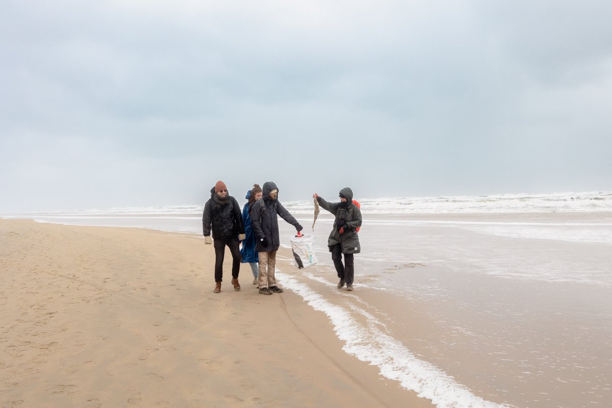 hetgroenestrand's tweet photo. Sandsation, ja dat was het wel gisteren! Door weer en wind en heel veel zand kwamen ruim 80 jongeren naar #Sandsation in Bloemendaal aan zee.🌬️Het was een geslaagde dag met excursies op het strand en een boeiende lezing van @ArjanDwarshuis! #hetgroenestrand https://t.co/x0mfACsAGi