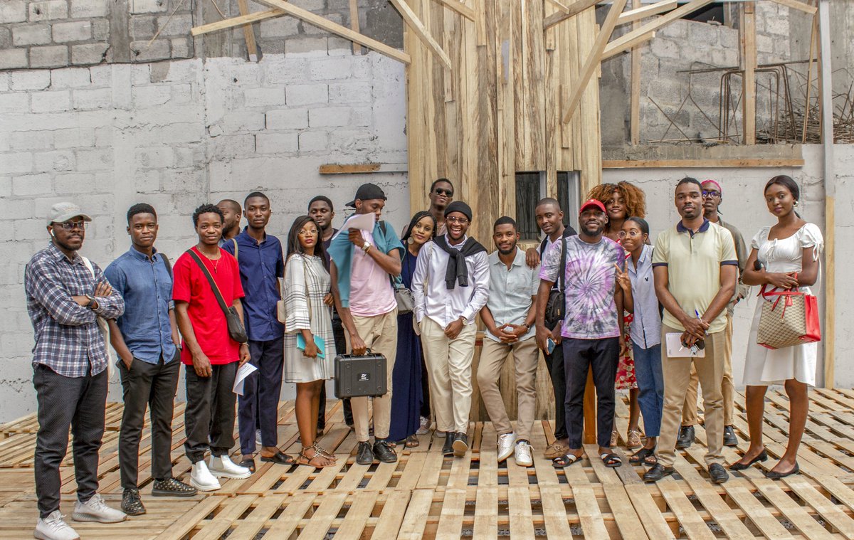 Une fois de plus, bonne et heureuse année 2023 ! 📸🇨🇲
Une photo, une histoire : il s'agit de l'assemblée générale de l'association Lionvisuals. 
Merci à nos invités spéciaux : <a href="/OSERLAFRIQUE/">O.S.E.R. L'AFRIQUE</a> , Human Resources volunteers &amp; Transition.

#DareToCreate