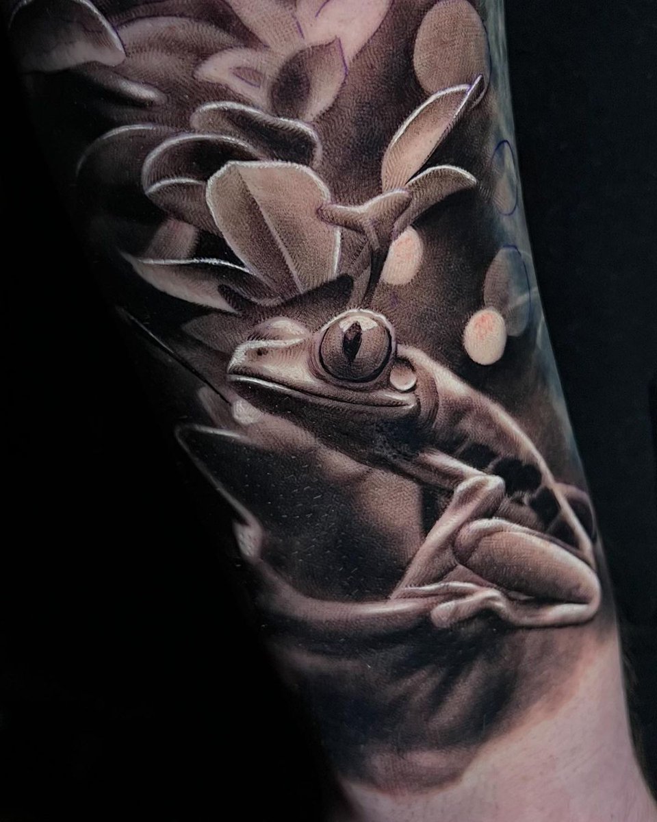 Awesome black and grey #treefrog by Ash Higham with #killerinktattoo supplies!

#killerink #tattoo #tattoos #bodyart #ink #tattooartist #tattooink #tattooart #blackandgrey #blackandgreytattoo #frogtattoo #naturetattoo