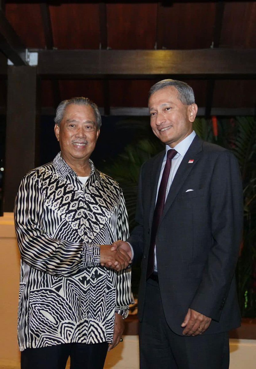 Saya telah menerima kunjungan hormat Menteri Luar Singapura Dr Vivian Balakrishnan malam tadi. Kami makan malam sambil betukar-tukar pandangan mengenai hal ehwal politik semasa dan hubungan dua hala Malaysia-Singapura.
(1/2)