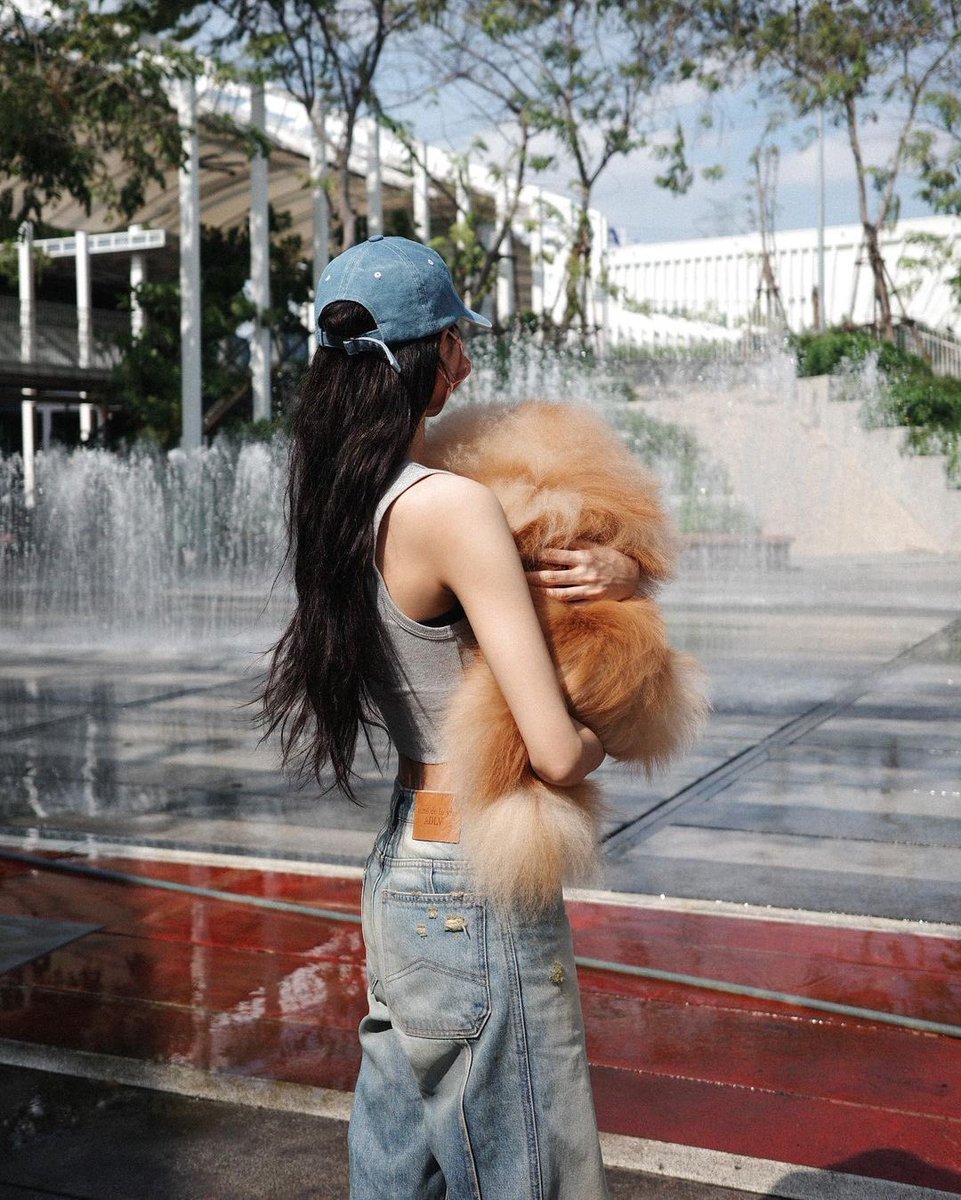 Lalalalice__mm's tweet photo. กรี้ดดดดดดดดดดดด ลิซ่าสวยมากกกกกกกกกกกกก เกิร์ลเฟรนด์แมททีเรียลสุดๆ นานๆทีจะมีคนถ่ายรูปน้องออกมาสวยมู้ดดีแบบนี้ ละรูปดีๆแบบนี้ทำไมต้าวไม่เคยเอามาอัพไอจีเลย😭😭

#LISA #LALISA #BLACKPINK https://t.co/Z2PsimqOdY