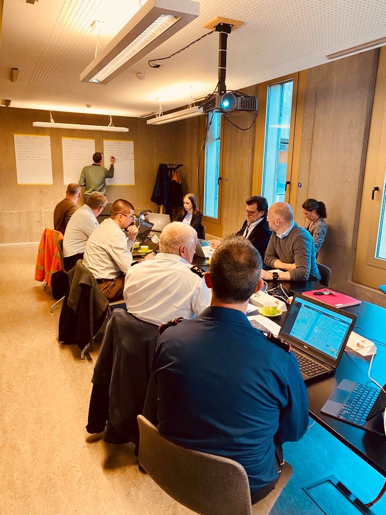 Vandaag de eerste tafeloefening van 2023 i.k.v. de gemeentelijke oefenrace, georganiseerd door @DNPPROVANT.  Burgemeester, noodplanningscoördinator en crisiscommunicator oefenen samen met de disciplines hun noodplanningsskills.