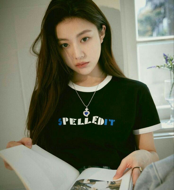 ljwnim's tweet photo. Blue flowers 

an ukyeong/younjae au where the injured Maeve (gyj) is forced to live with the loud and playful Renjiro (ljw) https://t.co/Np9X7LnZd5