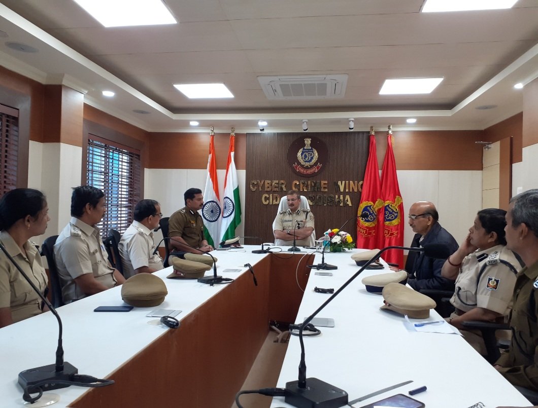 CIDOdisha's tweet photo. Cyber Crime Wing of @CIDOdisha preparing for a stride in #CyberCrimeInvestigation #CyberSafetyAwareness &amp; #CyberTraining.
ADGP Crime briefing his team at #CyberComplex Bhubaneswar &amp; giving shape to #CyNergy,the platform for partnering with other stakeholders. https://t.co/7BVFtvDl8y