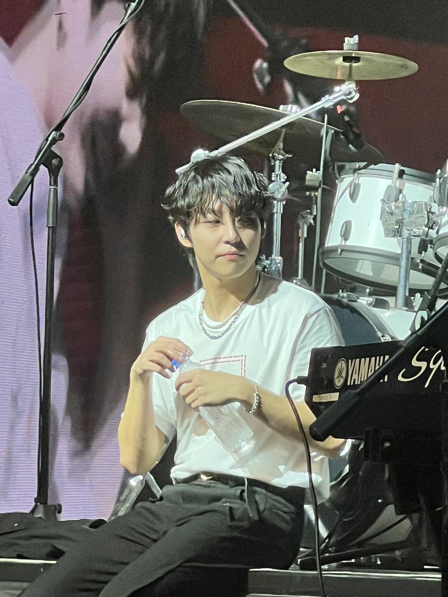 qnahbanana's tweet photo. sana naging bote nalang ako 😅😭🤭🖤🌹

paano makamove-on sa #therose parang ang hirap. 😭😭 kelangan ko ata makita pa sila ulit. #TheRoseInManila #HEALTogetherTourInManila #woosung https://t.co/NCY5MpALDq