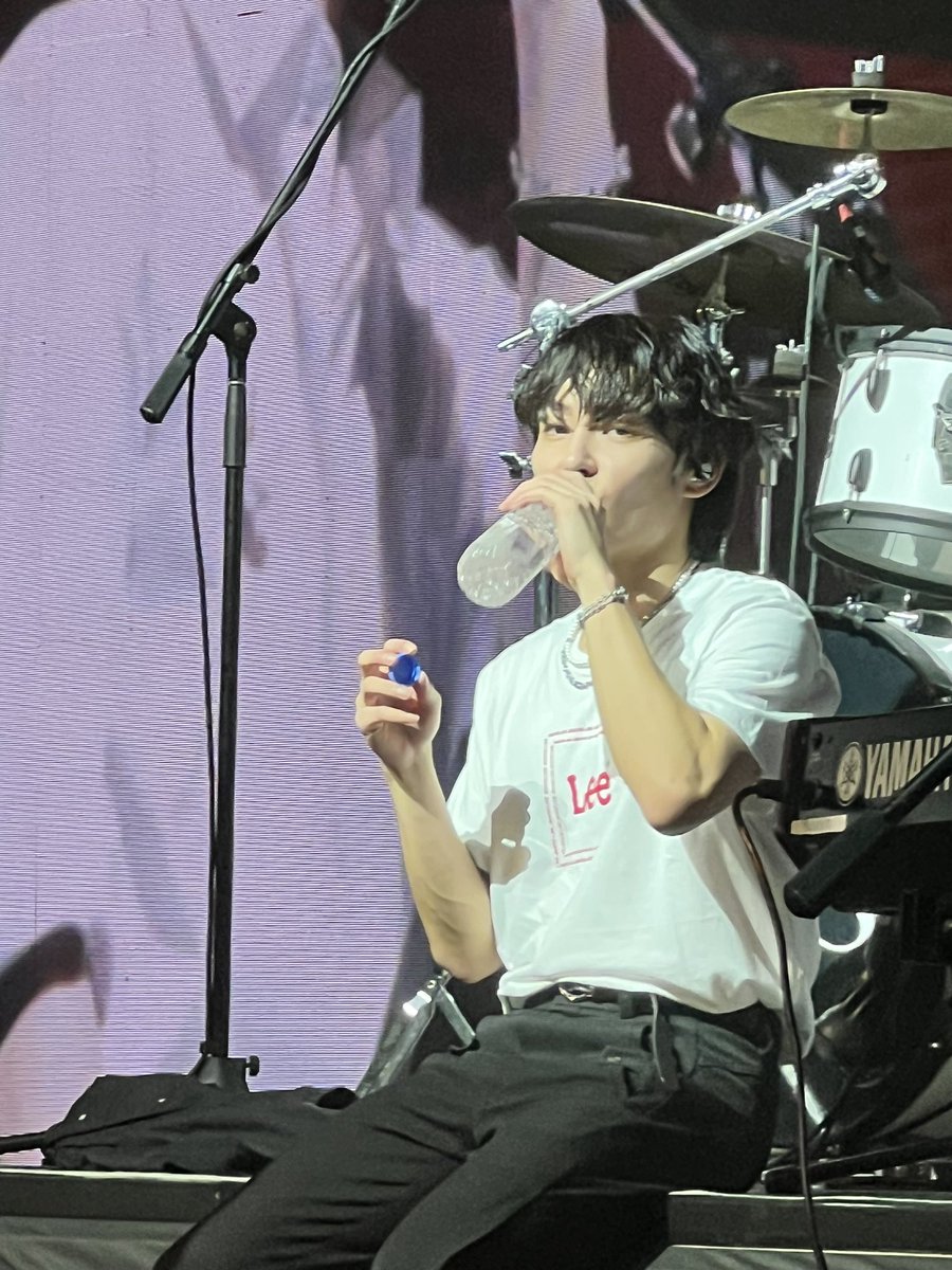 qnahbanana's tweet photo. sana naging bote nalang ako 😅😭🤭🖤🌹

paano makamove-on sa #therose parang ang hirap. 😭😭 kelangan ko ata makita pa sila ulit. #TheRoseInManila #HEALTogetherTourInManila #woosung https://t.co/NCY5MpALDq
