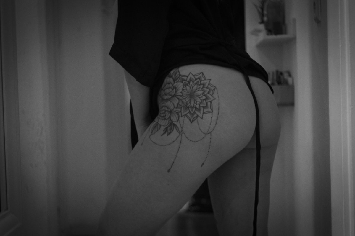 Dieses Tattoo war einfach die beste Investition meines Lebens ... schon irgendwie traurig wenn man drüber nachdenkt ^^ 

#tattoo #nsfwtw #girl