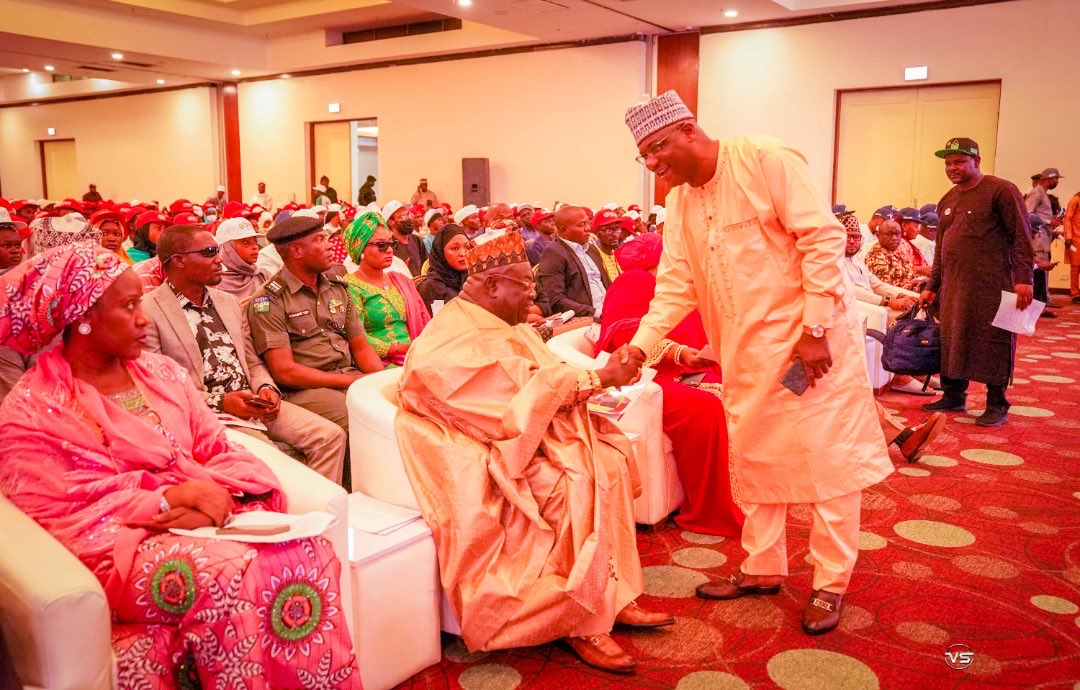 Ubando001's tweet photo. Sen. Baraka Sani delivering a speech at the ongoing Students SIGN-UP for Atiku/Okowa 2023 . North Central edition, Abuja. #WorkingToWinTogether https://t.co/sEp6dSzdzv