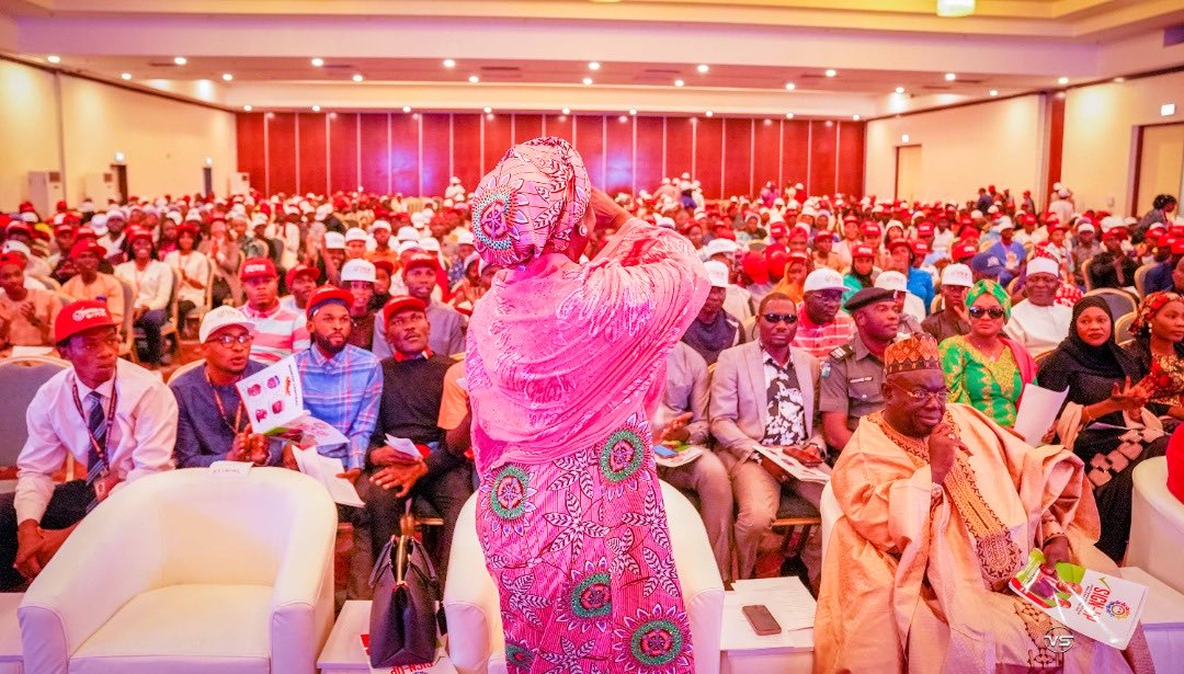 Ubando001's tweet photo. Sen. Baraka Sani delivering a speech at the ongoing Students SIGN-UP for Atiku/Okowa 2023 . North Central edition, Abuja. #WorkingToWinTogether https://t.co/sEp6dSzdzv