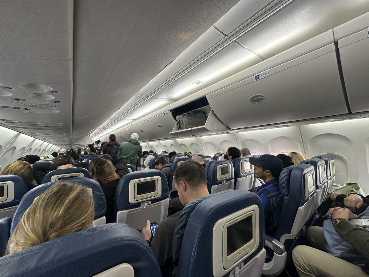 WilMochileando's tweet photo. El avión llegó y más del 90% de los pasajeros permanecieron sentados hasta que les tocó su turno de salir. ¡Por un 2023 en el esta sea la regla! 🫶🏽✈️ https://t.co/CcxRB7LHyA