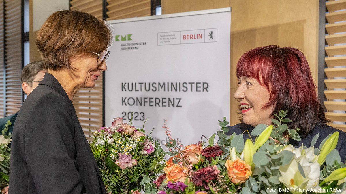 Die Kultusministerkonferenz hat eine neue Präsidentin. Herzlichen Glückwunsch an Astrid-Sabine Busse von der @SenBJF! Ich freue mich auf Ihre Impulse, den Austausch und die gemeinsame Arbeit. Es gibt viel zu tun für die Bildung! #KMK