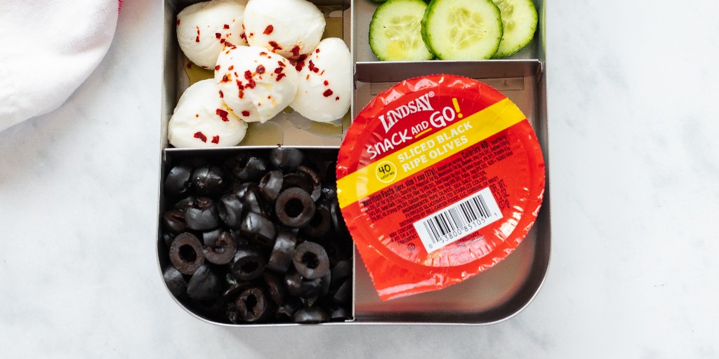lindsayolives's tweet photo. 🚨 Lunch hack! 🚨 Balance your bento box with Snack and Go Olives for the perfect no-heat meal. https://t.co/w8T7rePryA