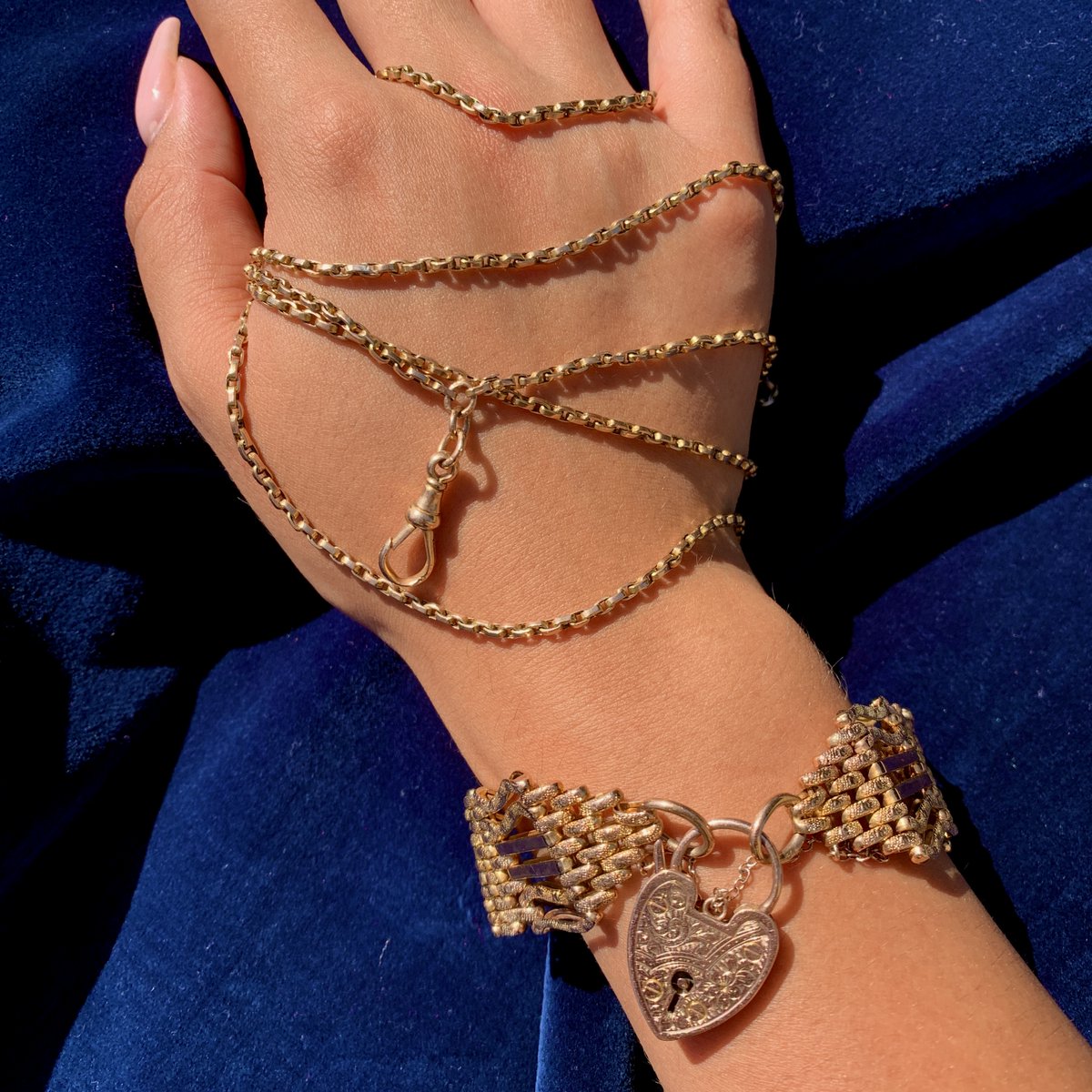 Antique_Group's tweet photo. The best thing about antique necklaces and bracelets is that they never go out of fashion 💜 

Shop now ➡️ https://t.co/AqgZg2wGzX

#theantiquejewellerygroup #jewellery #jewelry #antiquejewellery #antiquejewelry #aqua #aquamarine #victorian #victorianjewellery #victorianjewelry https://t.co/NcRvkBDg6I