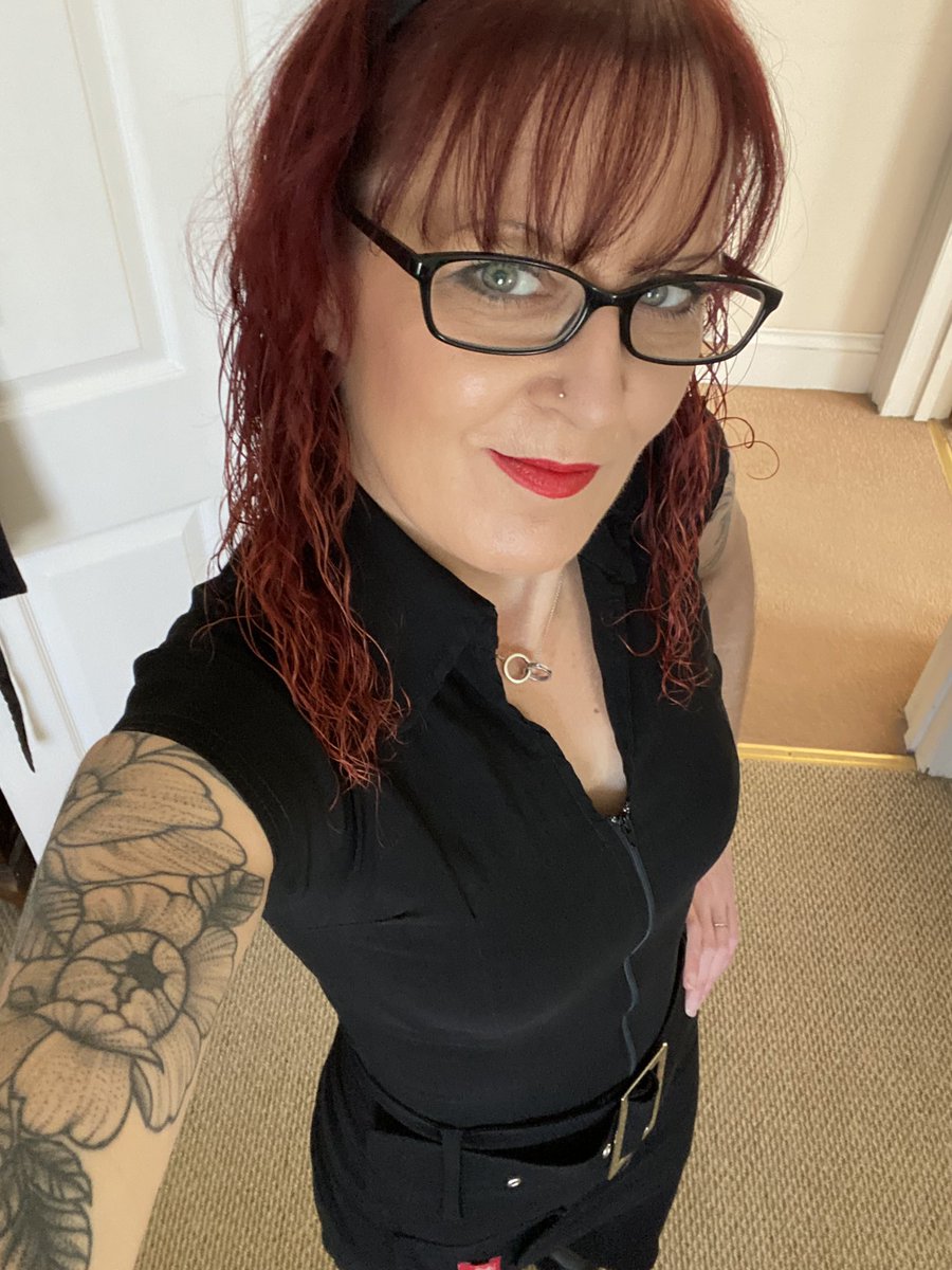 mskellylou's tweet photo. When it’s only Monday, but have decided to put it in the ‘fuck it bucket’ already, and go OUT OUT 😂🥂😂 https://t.co/xdgNqzj1Nt