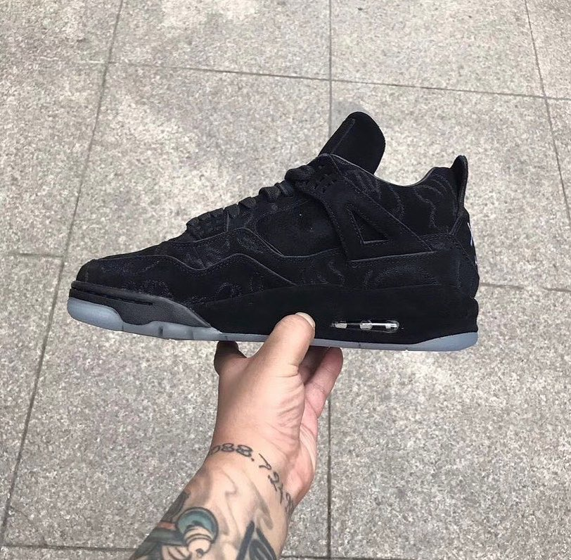 SneakerVisionz's tweet photo. KAWS x Nike Jordan 4 Sample 🔥🤯
Which Is Better These or Jordan 4 Black Cat? 🤔

Photo: hugokickz https://t.co/qy1blN508j