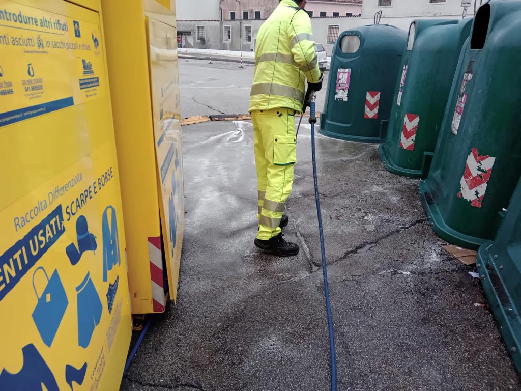 GruppoVeritas's tweet photo. Spazzamento e sanificazione a #Venezia, gli #OperatoriVeritas si sono concentrati nei pressi dell'isola ecologica di Piazzale Roma.

@CMVenezia @comunevenezia @LuigiBrugnaro https://t.co/Ye6LLAkT2j