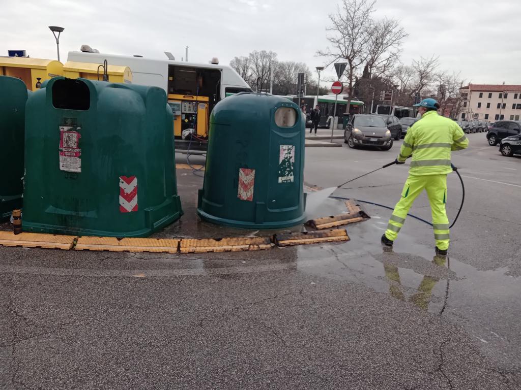 GruppoVeritas's tweet photo. Spazzamento e sanificazione a #Venezia, gli #OperatoriVeritas si sono concentrati nei pressi dell'isola ecologica di Piazzale Roma.

@CMVenezia @comunevenezia @LuigiBrugnaro https://t.co/Ye6LLAkT2j
